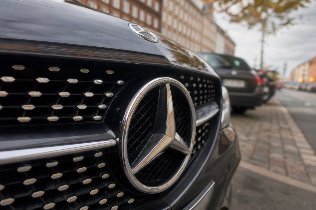 Kina presser de tyske bilgiganter: Nu skærer Mercedes forventningerne