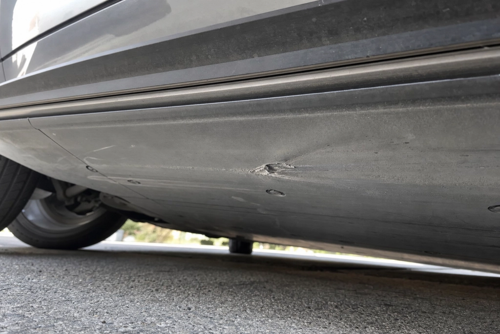 Et lille bump under elbilen kan ødelægge batteriet og koste op mod 215.000 kroner