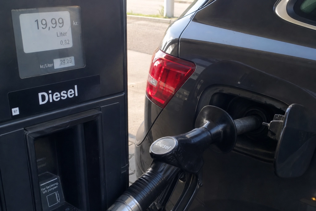 Kører du benzin eller diesel: FDM kræver din ejerafgift halveret efter prischok ved pumpen