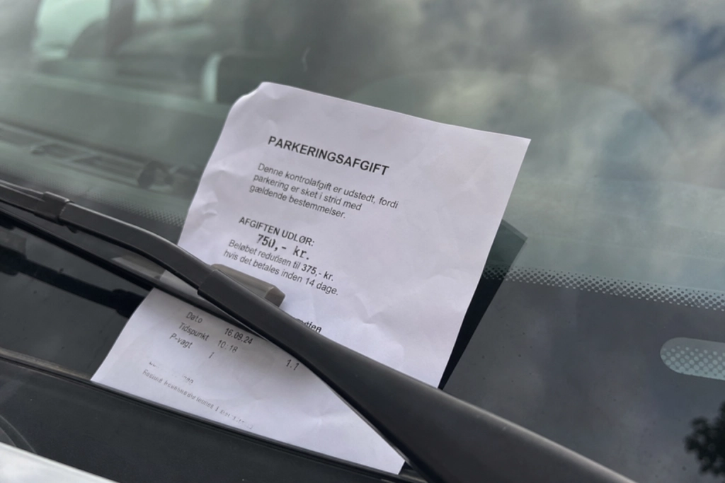 Fik du en parkeringsafgift på en privat plads: Sådan klager du, og ofte slipper du for at betale