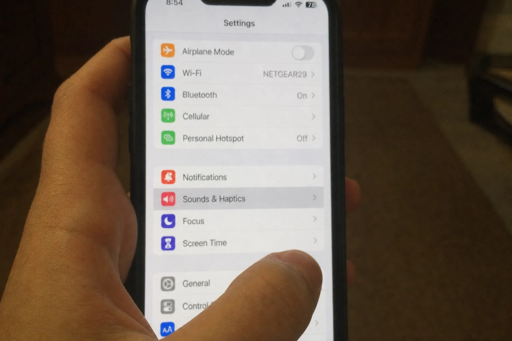 Vibrerer din telefon ved hvert tastetryk: Slå denne ene funktion fra og spar batteri