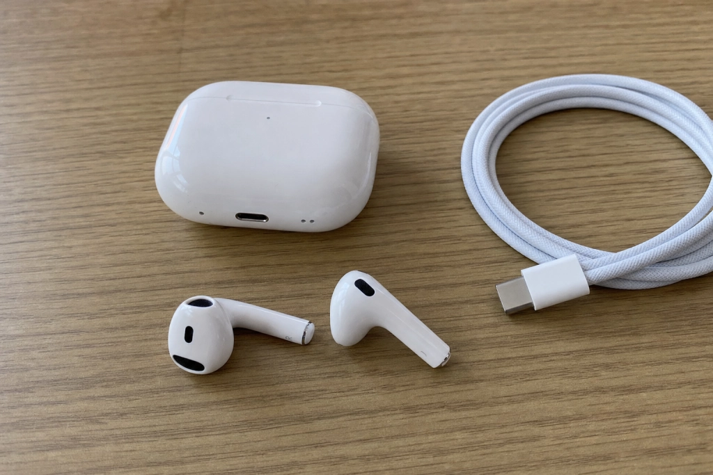 AirPods 5 anmeldt: Spring billigmodellen over og læg 200 kroner oveni