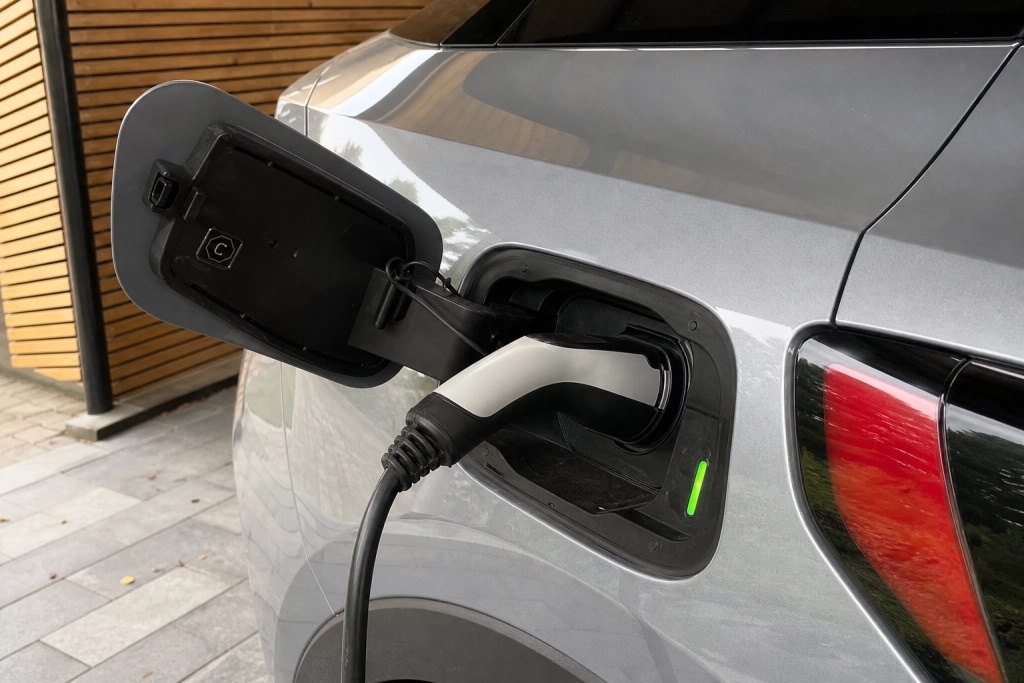 Elbilen sluger mere strøm end batteriet viser: Op mod hver fjerde kWh forsvinder i stikkontakten