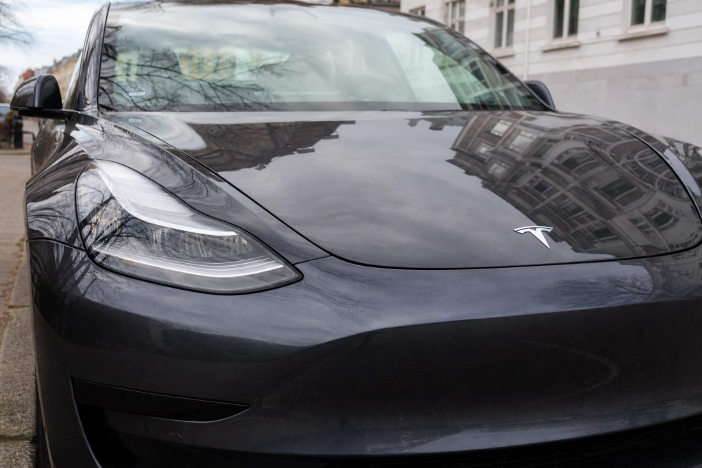 Over 130.000 Tesla Model 3 tilbagekaldt for sikkerhedsfejl: Bilen retter sig selv om natten