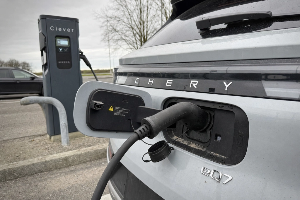 Kinesisk lynlader giver 500 km på fem minutter, og det er ikke engang den hurtigste