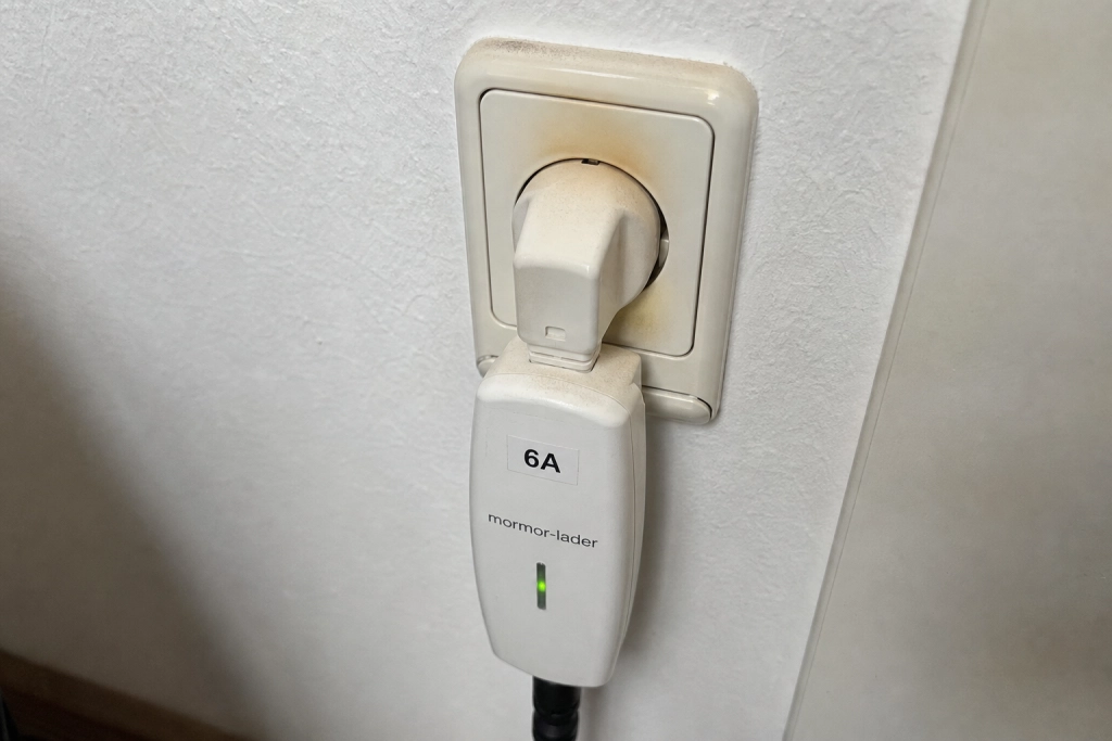 Lader du elbilen i en almindelig stikkontakt: Den billige lader kan sætte ild til huset
