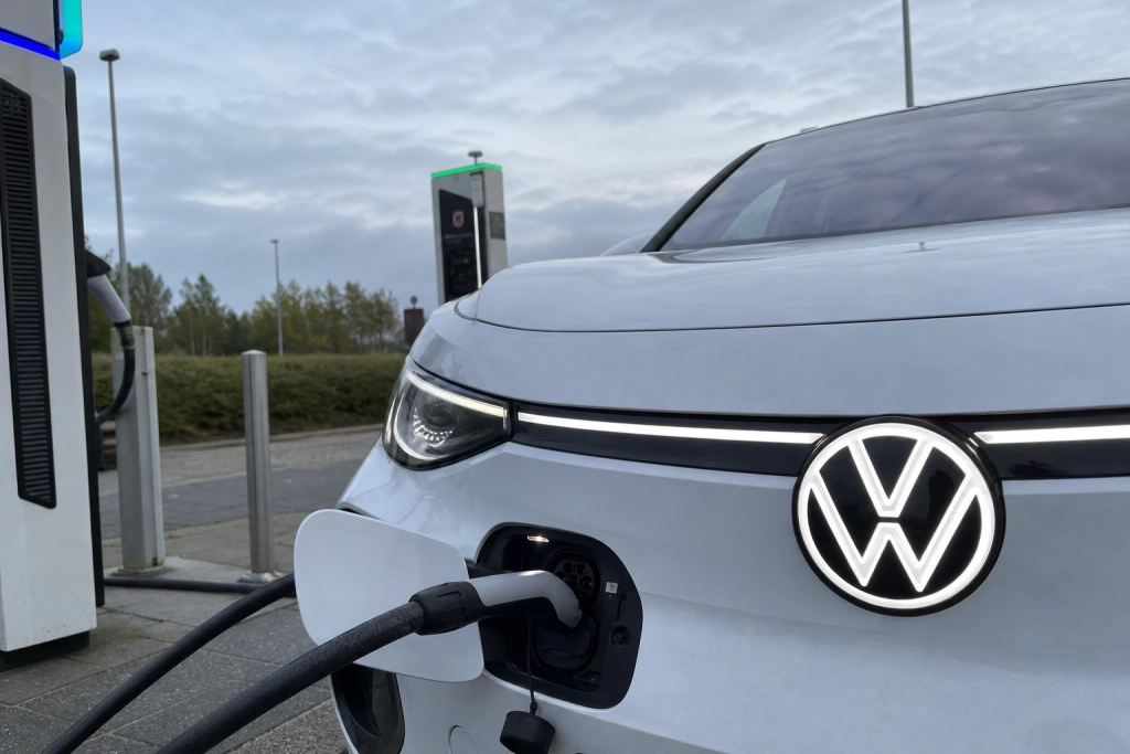 Kører du en VW-elbil: Opladningen bliver nu skruet ned efter fare for batteribrand