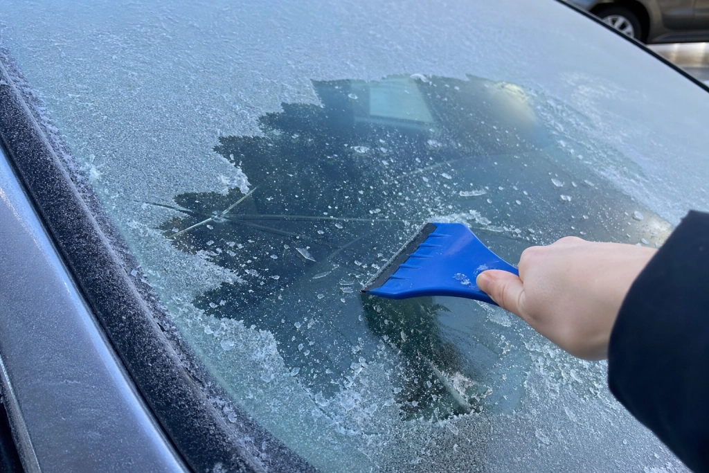 Hæld aldrig kogende vand på den frosne forrude: Sådan tør du den hurtigt op uden at knuse glasset
