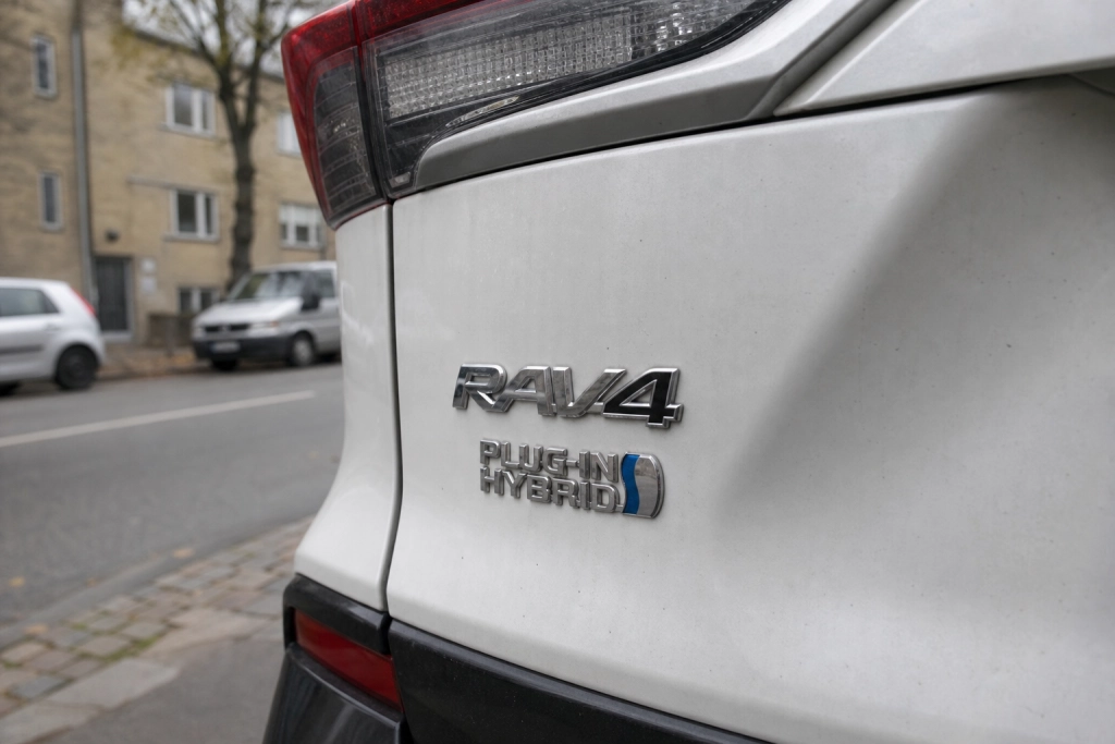Kører du Toyota RAV4 plug-in hybrid: Bilen kan miste kraften i fart, nu kaldes den tilbage
