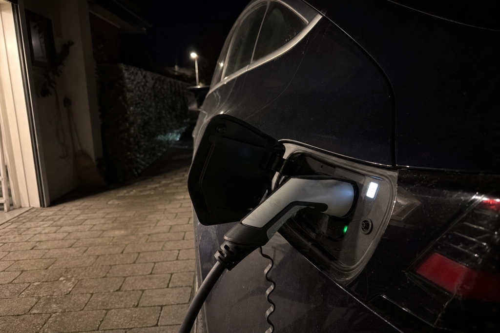 Lader du elbilen hele natten: En gratis timer-indstilling kan skære på din elregning