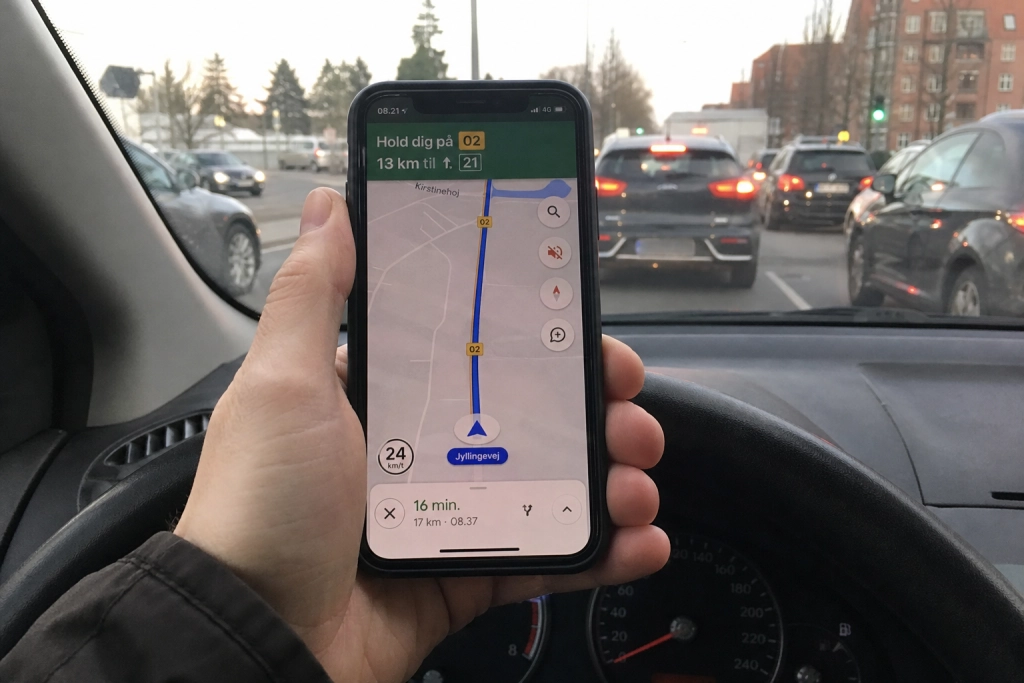 Rører du mobilen bag rattet: Det koster et klip og 2.500 kroner, også i kø og ved rødt lys