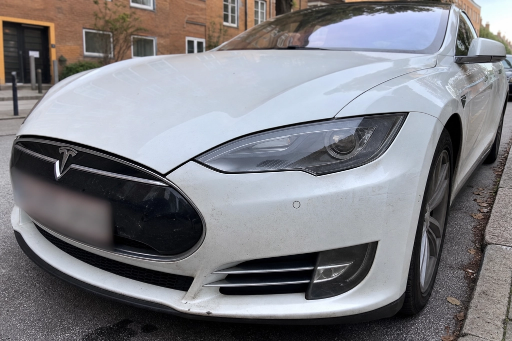 Tesla kørt 217.000 km holder stadig 356 km: Men ét problem er dyrt