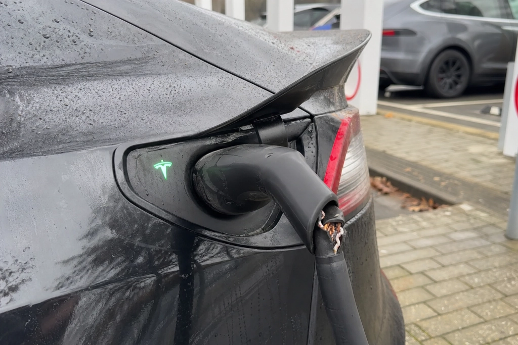 Tesla advarer selv: 